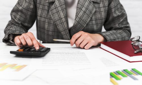 biznesowa-kobieta-pracuje-w-biurowym-desktop