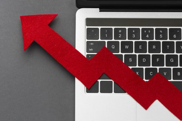 koncepcja-statystyki-ze-strzalka-na-laptopie